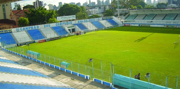 Visão da arquibancada do estádio Curuzu, em Belém, durante o dia.