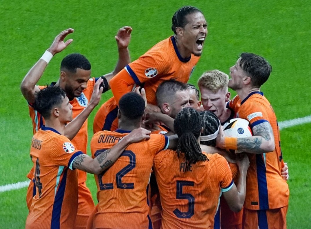 Jogadores da Holanda comemoram o gol que garantiu a classificação para a semifinal da Eurocopa (@EURO2024)