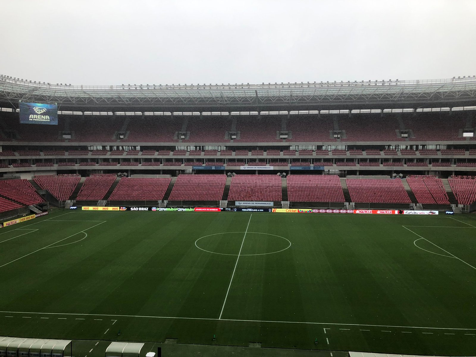 Visão da arquibancada da Arena de Pernambuco, em Recife, durante um dia nublado.