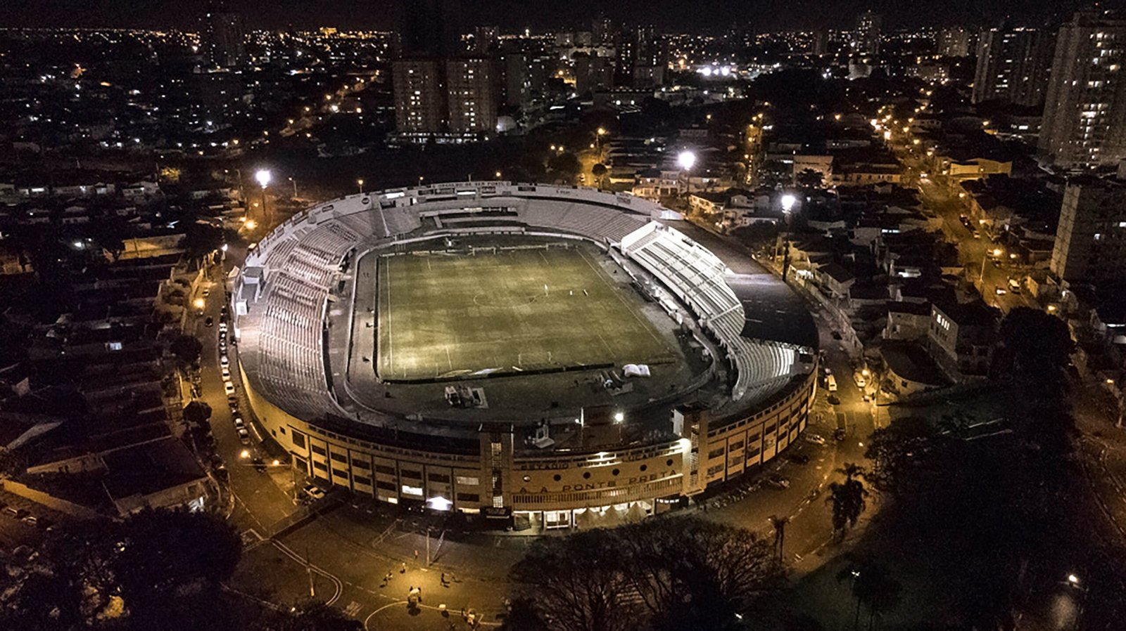 Vista aérea do Moisés Lucarelli, em Campinas, durante a noite.